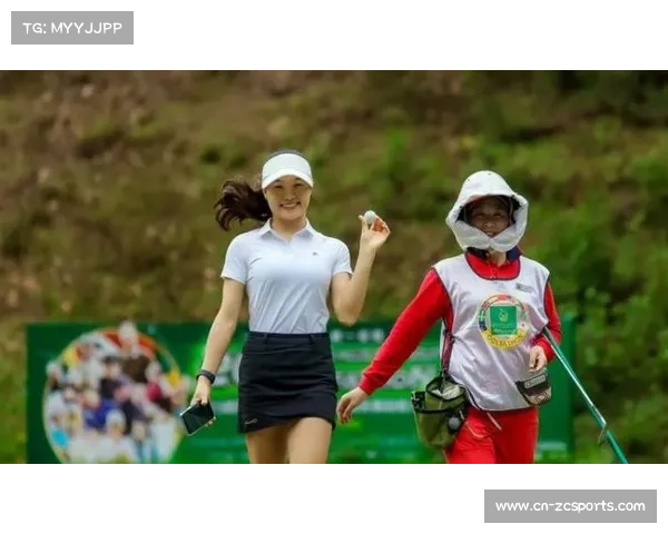 FILA GOLF品牌代言人何沐妮现身互动区,与球迷亲切合影 FILA GOLF品牌代言人何沐妮现身互动区,与球迷亲切合影